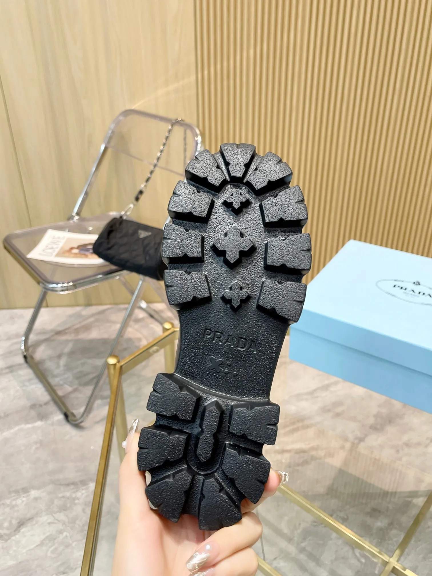 👟👟Ex-factory price 560👟👟 👟👟 2023 SSS launches the Prada short boots series. PRADA's early autumn and winter T-stage catwalk show is the same style as "Dreams never sleep". Prada can be used on important occasions. It has a fresh style with a little nobility and is perfect on the feet. 💃💃 Wear these shoes with them. They are elegant and crystal clear. The materials of various accessories are exclusively customized one to one, so that there is no distance from the original. The entire series is a combination of exciting and unexpected elements, allowing you to have a taste of the ever-changing style of the Prada girl. 🎀Upper: imported cowhide, patent leather, open-edge beaded cowhide 🎀Inner lining: cowhide lining🎀Outsole: original Italian outsole Color supply, code number 35-41 (40.41 customization is not returnable)